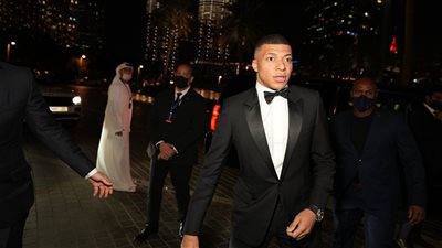وسط مشاركة رونالدو وليفاندوفسكي وميسي.. مبابي يصل دبي لحضور حفل جلوب سوكر | فيديو 