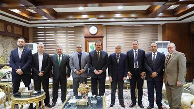 محافظ المنيا يستقبل وفد النقابة العامة للمهندسين