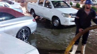 الدفع بـ15 مضخة لشفط مياه الأمطار من شوارع سوهاج | صور