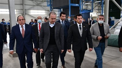 وزير الرياضة يتفقد مصنع النجيل الصناعي بعد تطويره │ صور