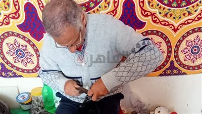 محاكاة الجلود تواجه الاندثار│ شاب دمياطي: الصناعات اليدوية أهم من الماكينات.. وهذه رسالتي للحكومة │ فيديو 
