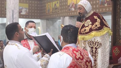 خشوع وبخور وصلاة عيد الميلاد المجيد تتجلى في سماء كنائس الوادي الجديد | صور