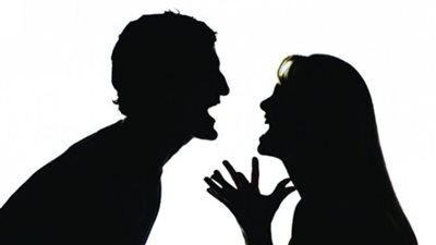 معلمة تصفع مدير مدرستها.. والآخر يمزق ملابسها ويكشف جسدها في بني سويف | فيديو جراف