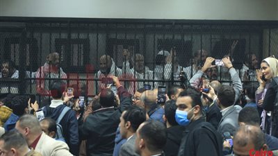  بكاء وإنكار وسر .. أحداث ساخنة في أول جلسات محاكمة حسن راتب وعلاء حسانين ومتهمي قضية الآثار الكبرى