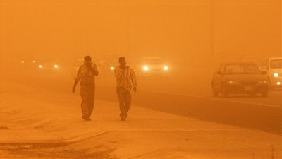 رياح مثيرة للأتربة وأمطار رعدية.. الأرصاد تحذر من طقس غدًا الأحد | بث مباشر