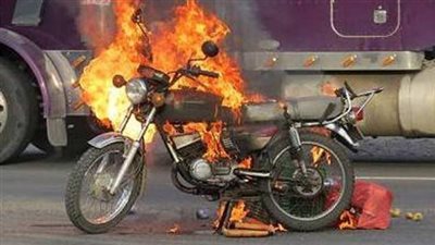 بسبب خلافات مالية.. نقاش يشعل النار في دراجة بخارية مملوكة لأحد الأشخاص بسوهاج
