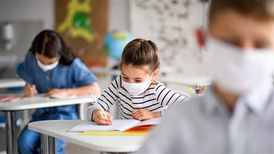 التعليم توضح حقيقة تخصيص لجان امتحانات خاصة للطلاب المصابين بفيروس كورونا | بث مباشر 