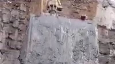المصري معروف بجبروته.. موقف كوميدي لعامل ينقل كوبًا من الشاي لزميله بالونش | فيديو جراف