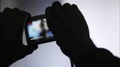  السجن 6 سنوات لـ 3 أشخاص بتهمة ابتزاز فتيات ونشر صور عارية 