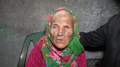 مُعمرة عمرها 100 سنة تستغيث من ظروف معيشية صعبة بالشرقية.. والمحافظ يعطيها 200 جنيه