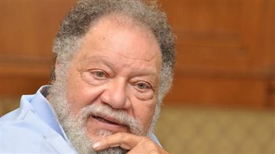 وضع المكياج لتكبير شكله سنًا.. يحيى الفخراني يكشف أسرارًا من حياته الفنية | فيديو جراف