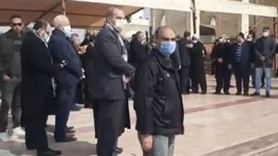 توافد عدد كبير من الصحفيين والإعلاميين لتشييع جثمان الكاتب ياسر رزق بمسجد المشير | بث مباشر