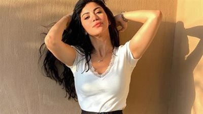 حركات مخلة وألفاظ نابية.. تفاصيل تعرض الفنانة كارولين عزمي للتحرش | فيديو