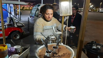 فيبي فرج.. مؤلفة روايات تبيع القهوة في معرض الكتاب | صور