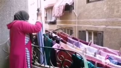 طارت من الطابق الثاني.. إصابة سيدة سقطت من سطح منزلها في المنيا بسبب شدة الرياح