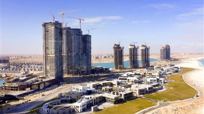 أبراج وشقق سكنية ومناطق ترفيهية.. العلمين الجديدة نواة المشروعات السياحية على ساحل البحر المتوسط