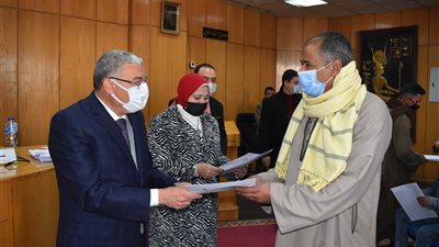 مقدمة من صندوق التنمية المحلية.. محافظ المنيا يسلم 260 مشروعًا تنمويًا