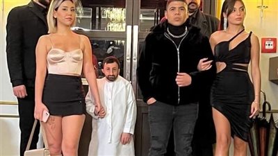 حضن موديل كليبه الجديد مع عمر كمال.. كوكسال بابا يثير الجدل في أحدث ظهور له | فيديو