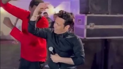أنا أتباهى بيك.. سعد الصغير يجبر بخاطر عامل نظافة سوداني ويرقص معه بأحد الأفراح | فيديوجراف