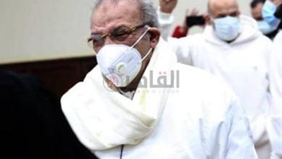 علاء حسانين وحسن راتب يتبادلان الضحك داخل القفص بعد مرافعة الدفاع في قضية الآثار الكبرى 