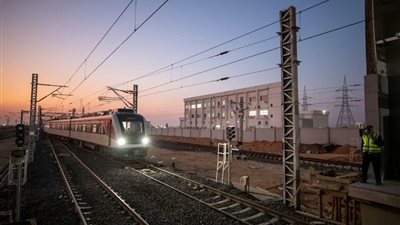 وزير النقل يستقل أحد قطارات LRT خلال التشغيل التجريبي│ فيديو
