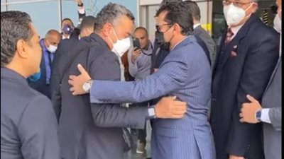 أشرف صبحي يستقبل بعثة الأهلي بمطار القاهرة بعد حصد برونزية مونديال الأندية