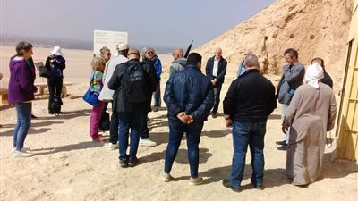 وفد سياحي متعدد الجنسيات يزور منطقة آثار تل العمارنة بالمنيا