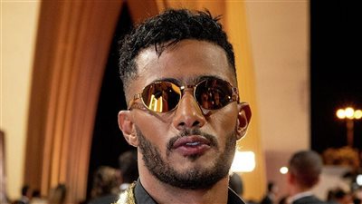 معجون أسنان ذهب 24 قيراط.. محمد رمضان يحصل على هدية غريبة