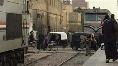 إصابة سائق في تصادم قطار مع توك توك بمزلقان باكوس في الإسكندرية