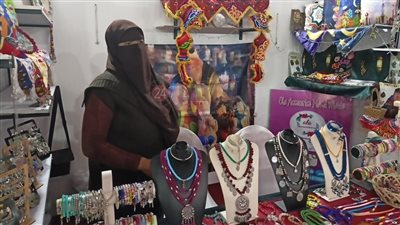 تُحفّظ القرآن وتبيع المشغولات اليدوية.. علا من الأقصر: الشغل مش عيب| صور
