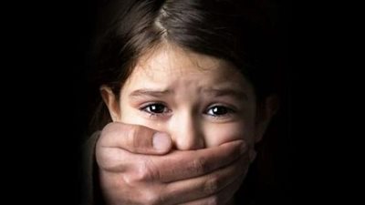 الحبس سنة مع إيقاف التنفيذ.. الحكم على شيف بتهمة هتك عرض طفلة بأحد نوادي القاهرة