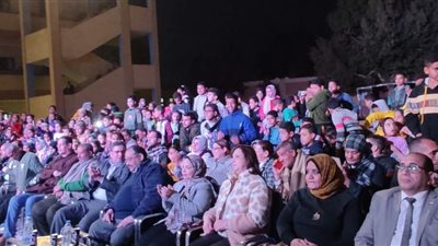 جماهير حاشدة في ختام فعاليات القوافل الثقافية للمسرح المتنقل بأبنوب