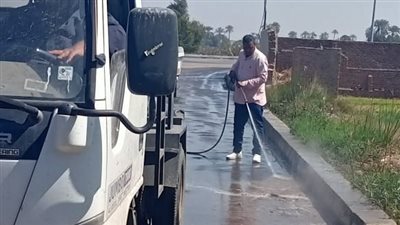 تواصل حملات رفع الأتربة وأعمال ترميم الأرصفة بأحياء مدينة الأقصر