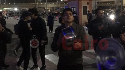 بأواني الطهي وأغنية الأقصر بلدنا.. الطلاب المصريون العائدون من أوكرانيا يحتفلون في مطار القاهرة| فيديو
