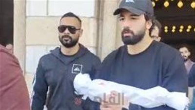 حسرة وقهر.. حازم إيهاب يحمل نجله الرضيع بالكفن لمثواه الأخير | صور
