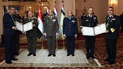 الفريق أول محمد زكي يكرم قادة القوات المسلحة المحالين للتقاعد