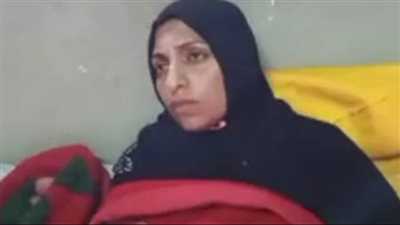 ناجية في حادثة سقوط شجرة على سيارة عمال بالدقهلية: أمي ماتت قدامي | بث مباشر