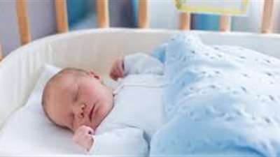 أبرزها عدم استخدام البطانيات ذات الأوزان.. الأكاديمية الأمريكية لطب الأطفال تصدر إرشادات لنوم الرضع