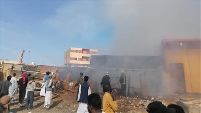 اندلع بسبب سرعة الرياح.. تفاصيل السيطرة على حريق محلات الأخشاب في سوق الشلاتين الدولي | بث مباشر