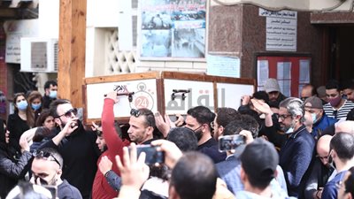 انتهاء صلاة الجنازة على إياد داوود في مسجد مصطفى محمود وسط انهيار شقيقه