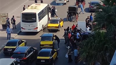 مواطنون يتجمعون حول بيومي فؤاد أثناء تصوير مسلسله الرمضاني في الإسكندرية│ صور 