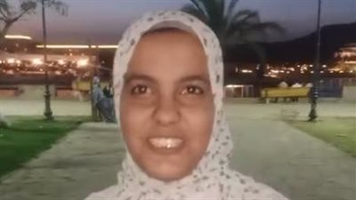طالبة بالثانوية تبيع مناديل وشوكولاتة بشوارع أسوان: بذاكر على الكورنيش عشان أصرف على أسرتي | بث مباشر