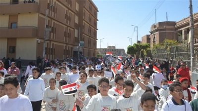 بـ علم مصر وصورة الرئيس.. مدرسة الراهبات في الأقصر تنظم ماراثون معًا نعمل للخير | صور