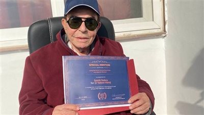 ممسكًا بيده شهادة تقدير.. أحدث ظهور لـ سمير صبري بعد تعرضه لأزمة صحية
