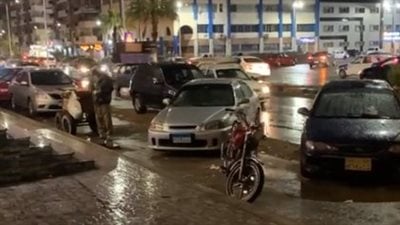 صوت الرعد هز الشوارع.. سقوط أمطار غزيرة واضطراب حالة الطقس في بورسعيد | بث مباشر