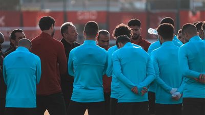 الخطيب يؤازر لاعبي الأهلي قبل مباراة المريخ السوداني