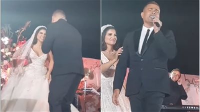 عمرو دياب يتعرض لموقف محرج من عروسة في حفل زفاف | فيديو 