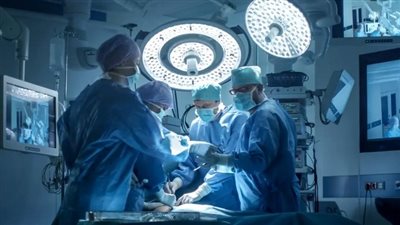  فريق طبي بالغربية ينجح في استخراج هاتف محمول ولفافة قماش من معدة مريض ابتلعهما منذ 20 يومًا | بث مباشر 