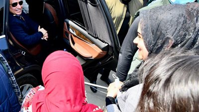 الرئيس السيسي يتبادل الحديث مع المواطنين خلال جولته التفقدية بمنطقة مصر القديمة 