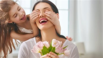 الفراعنة احتفلوا به.. قصة تطور تكريم الأم عبر العصور